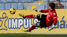 ROZHODUJÍCÍ DÍREKT. Branká� Slovácka Milan He�a inkasuje rozhodující gól v...