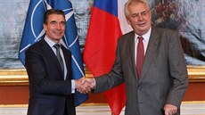 Generální tajemník NATO Anders Fogh Rasmussen a �eský  prezident Milo� Zeman se...
