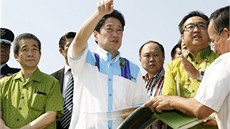 Japonský ministr obrany Icunori Onodera p�i náv�t�v� ostrova Jonaguni, kde