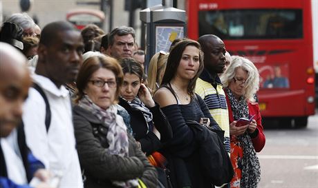 Obyvatelé Londýna ekají na náhradní autobusovou dopravu (29. dubna 2014)