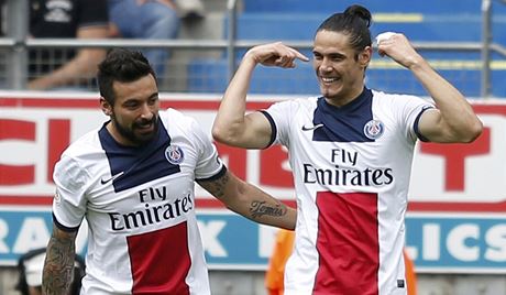 VEDEME! Edison Cavani (vpravo) z Paíe se raduje ze svého gólu proti Sochaux