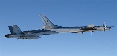 Ruský bombardér Tu-95 pod dozorem stíhaky F/A-18 kanadských vzduných sil.