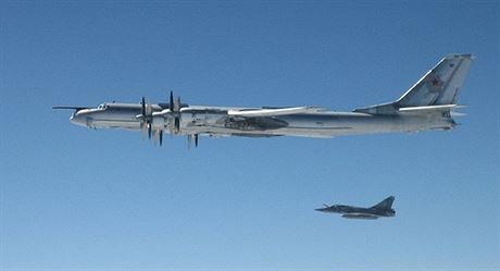 Francouzský stroj Mirage doprovází u Islandu ruský strategický bombardér Tu-95