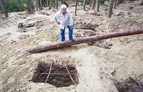 Starosta Netolic Oldich Petráek v roce 2011 ukazoval les, který zdevastovali...