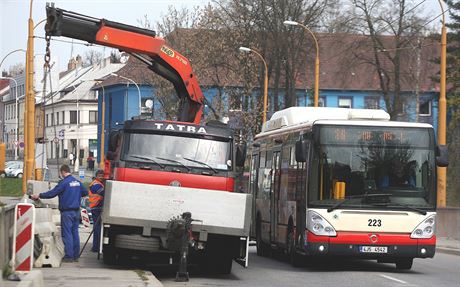 Na Praském most v Jihlav u dlníci zaali pipravovat uzavírku. A do...