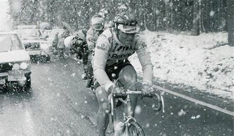 Bernard Hinault pi závod Lutych - Bastogne - Lutych 1980. 