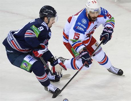 Justin Azevedo (vpravo) v souboji s Viktorem Anpilinem z Magnitogorska.