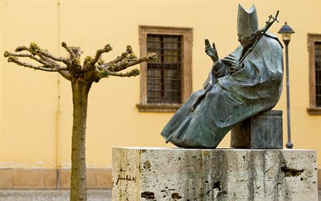 Socha papee Jana Pavla II. je na nádvoí Nového Adalbertina v Hradci Králové...