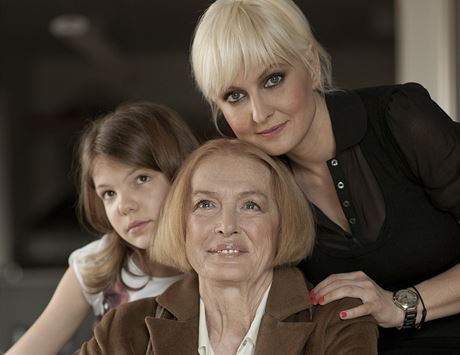 Barbara Nesvadbov s dcerou Bibianou a maminkou Libu (2014)