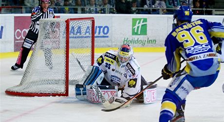 Brnnský gólman Trvaj zasahuje proti stele zlínských hokejist.