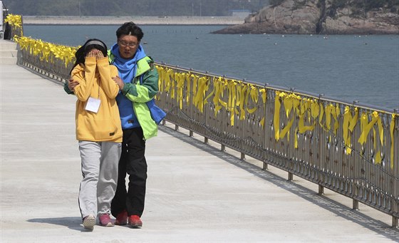 Korejci truchlí za své blízké, kteří zemřeli při tragédii trajektu Sewol (24....