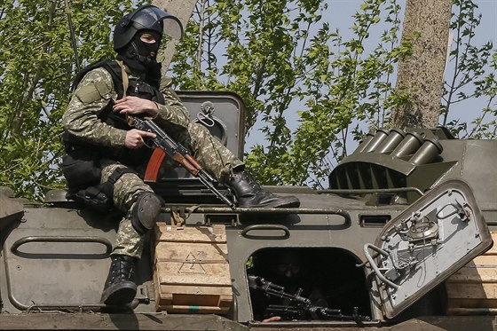 Ukrajinské bezpečnostní složky nedaleko  Slavjansku (24. dubna 2014)