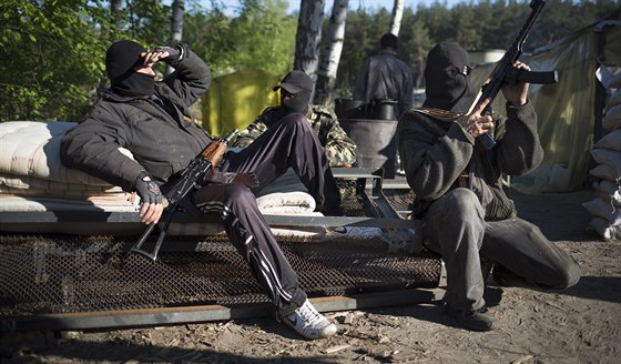 Ruští separatisté na kontrolním stanovišti u Slavjansku (24. dubna 2014)