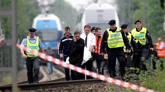 Zamstnanci pohební sluby odnáí tlo Ivety Bartoové (29. dubna 2014)