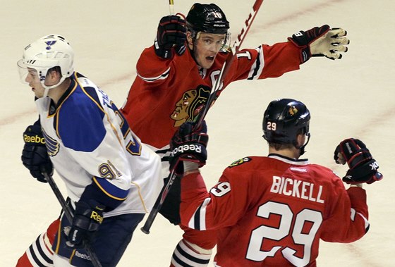 Bryan Bickell (vpravo) a Jonathan Toews z Chicaga se radují z branky v duelu se