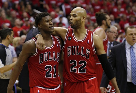 SNÍENO. Basketbalisté Chicaga Jimmy Butler (vlevo) aTaj Gibson po výhe na