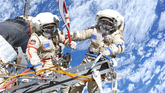 Kosmonauti Oleg Kotov a Sergej Rjazanskij své fotky z mezinárodní orbitální...
