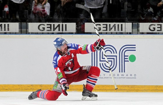 HRDINA. Obránce Nathan Oystrick rozhodl esté finále KHL v prodlouení. Lev
