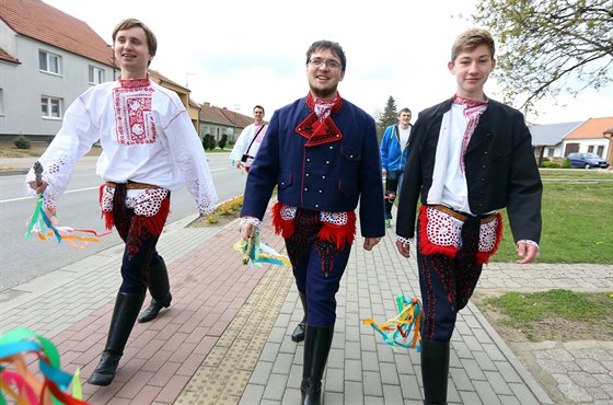 S pomlázkami i kbelíkem vody se v pond�lí za d�v�aty vydali chlapci ze...