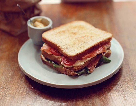 Club sandwich s uzeným lososem