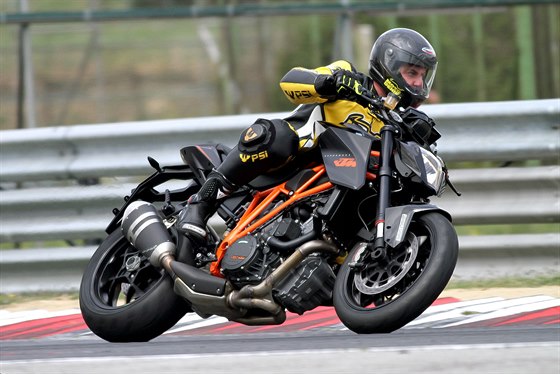 Na okruhu dokáe Super Duke konkurovat i supersportovním motorkám.