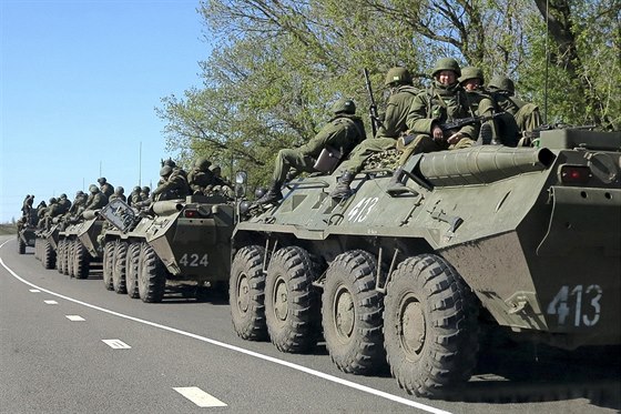 Ruští vojáci se přesouvají u města Bělgorod, ležícího asi 20 kilometrů od...