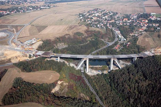 idii projedou most pes Lochkovské údolí v záí 2010.