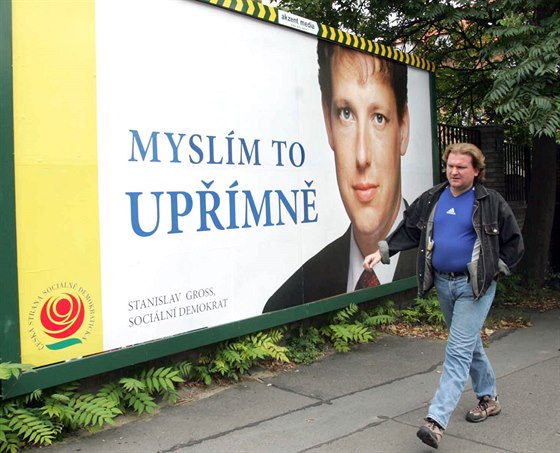 Pedvolební billboard SSD s citátem Stanislava Grosse "Myslím to upímn"...