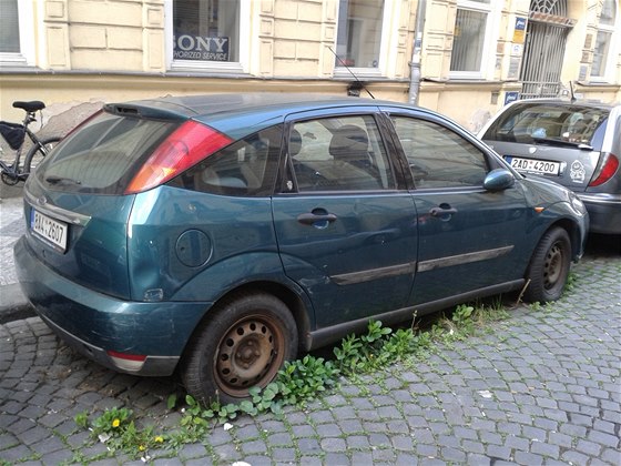 Toto auto v ulici Na Blidle se u dlouho nerozjelo.