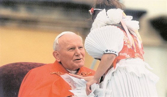 Jan Pavel II. na historicky první návštěvě Československa v dubnu 1990.