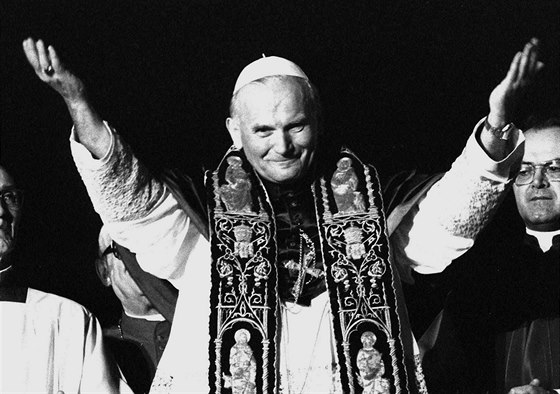 Nový pape Karol Wojtyla, který pijal jméno Jan Pavel II., zdraví v roce 1978...