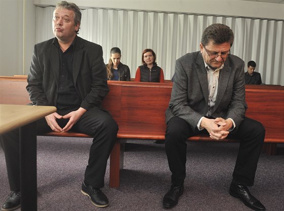 Úředníci Radim Dostál (vlevo) a Bohuslav Zdráhala odešli od soudu bez trestu.