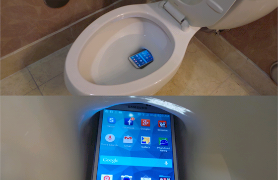 Testovat voděodolnost Samsungu Galaxy S5 lze různě. Ponořením do záchodové...
