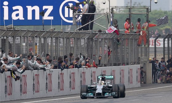 TOHLE NENÍ CÍL. V této chvíli jet Lewis Hamilton netuil, e tím správným