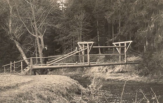 Mostek přes říčku Jihlavu stál pod Zaječím skokem už před sto lety. Podobný by...