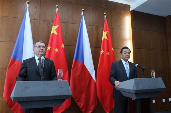 eský ministr zahranií Lubomír Zaorálek (vlevo) a jeho ínský protjek Wang I...