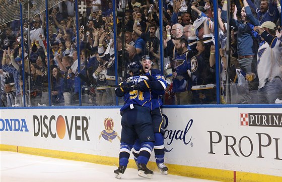 Chris Porter (vpravo) a Vladimir Tarasenko se radují z gólu St. Louis. 