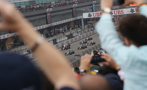 JÁSOT DIVÁK. Na okruhu v anghaji odstartovala Velká cena íny formule 1. 