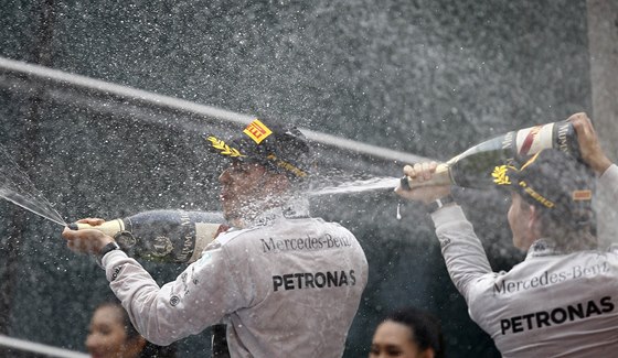 TRIUMF MERCEDESU. Lewis Hamilton a Nico Rosberg po Velké cen íny formule 1. 