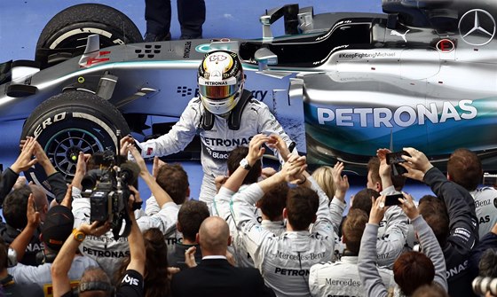 DÍKY VÁM. Lewis Hamilton slaví s týmem Mercedesu vítzství ve Velké cen íny. 