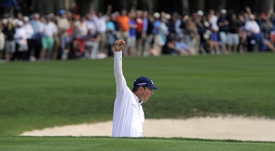 Matt Kuchar jásá po skvlé rán z písku v závru turnaje v Hilton Head. 