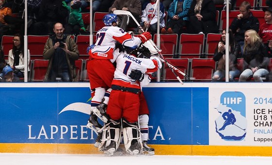 Čeští hokejisté do 18 let se radují z postupu do semifinále mistrovství světa. 
