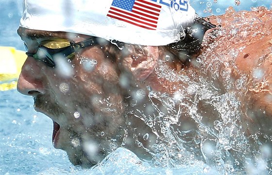 Michael Phelps pi svém návratu na mítinku v Mese.