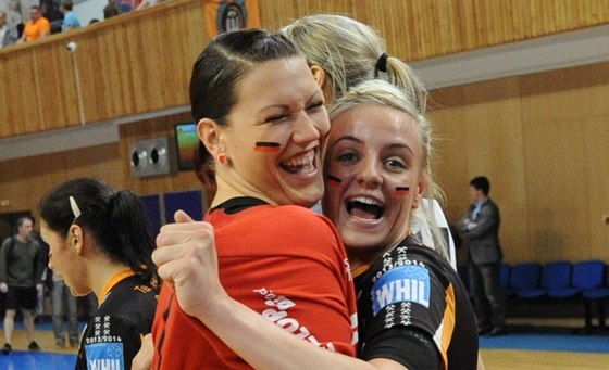 Markéta Jeábková (vpravo) slaví výhru Mostu s gólmankou Evou Bezpalcovou.