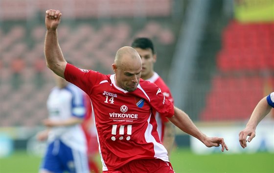 Záloník Joel Lindpere nastoupil poprvé za Ostravu v zápase proti Znojmu.