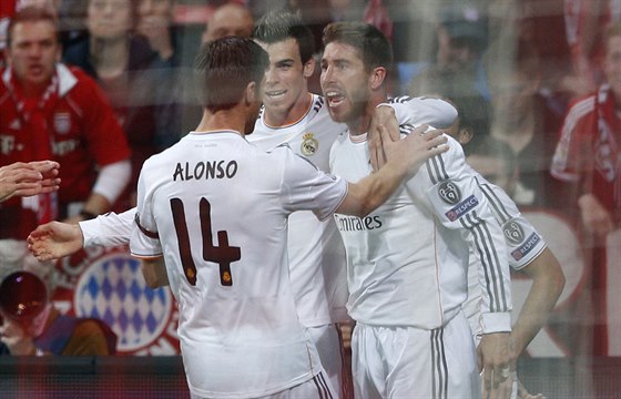 Fotbalisté Realu Madrid se radují ze vsteleného gólu. Vpravo autor branky