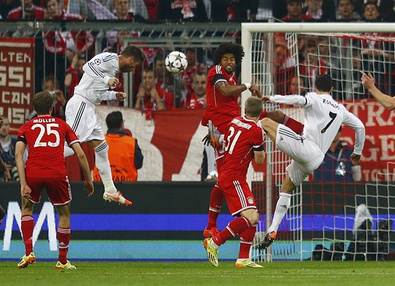 Obránce Sergio Ramos z Realu Madrid práv dává gól do sít Bayernu Mnichov v