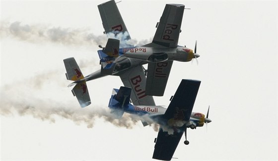 Akrobatické létání při loňské akci Den ve vzduchu.