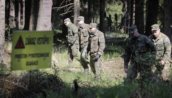 Vojáky vybavené technikou na vyhledávání nevybuchlé munice a dalších vojenských materiálů bylo možné spatřit v brdských lesích už loni na jaře.