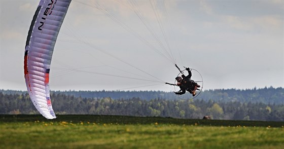 Příznivci paraglidingu se o víkendu setkají v Červeném Potoku u Králík. Ilustrační snímek.
